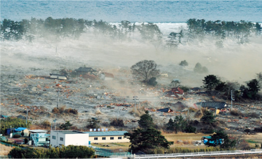 浜辺を襲う津波（2011年3月11日午後3時56分宮城県名取市で共同通信社ヘリから）