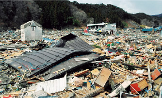 大津波によって大量のがれきに埋めつくされた （2011年4月4日 岩手県釜石市、提供 高知新聞社）