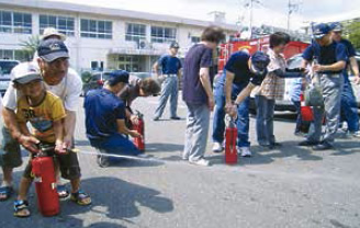 消防団（分団）が自主防災組織と連携して実施する防災訓練の写真