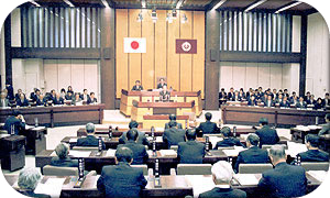 県議会開会中の議場の写真