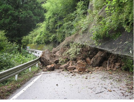 大雨の影響によるがけ崩れ