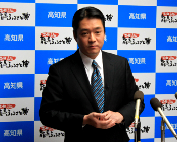 発表する尾﨑知事