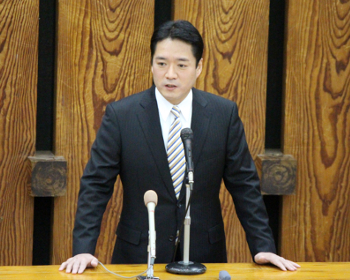 仕事始め式であいさつする尾﨑知事