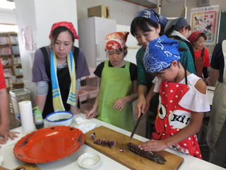 カツオのわら焼きタタキ実演6