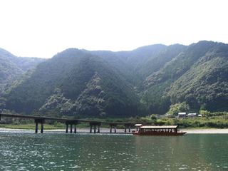 沈下橋と屋形船