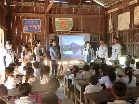 地雷撤去後の跡地に建設された小学校での日本紹介