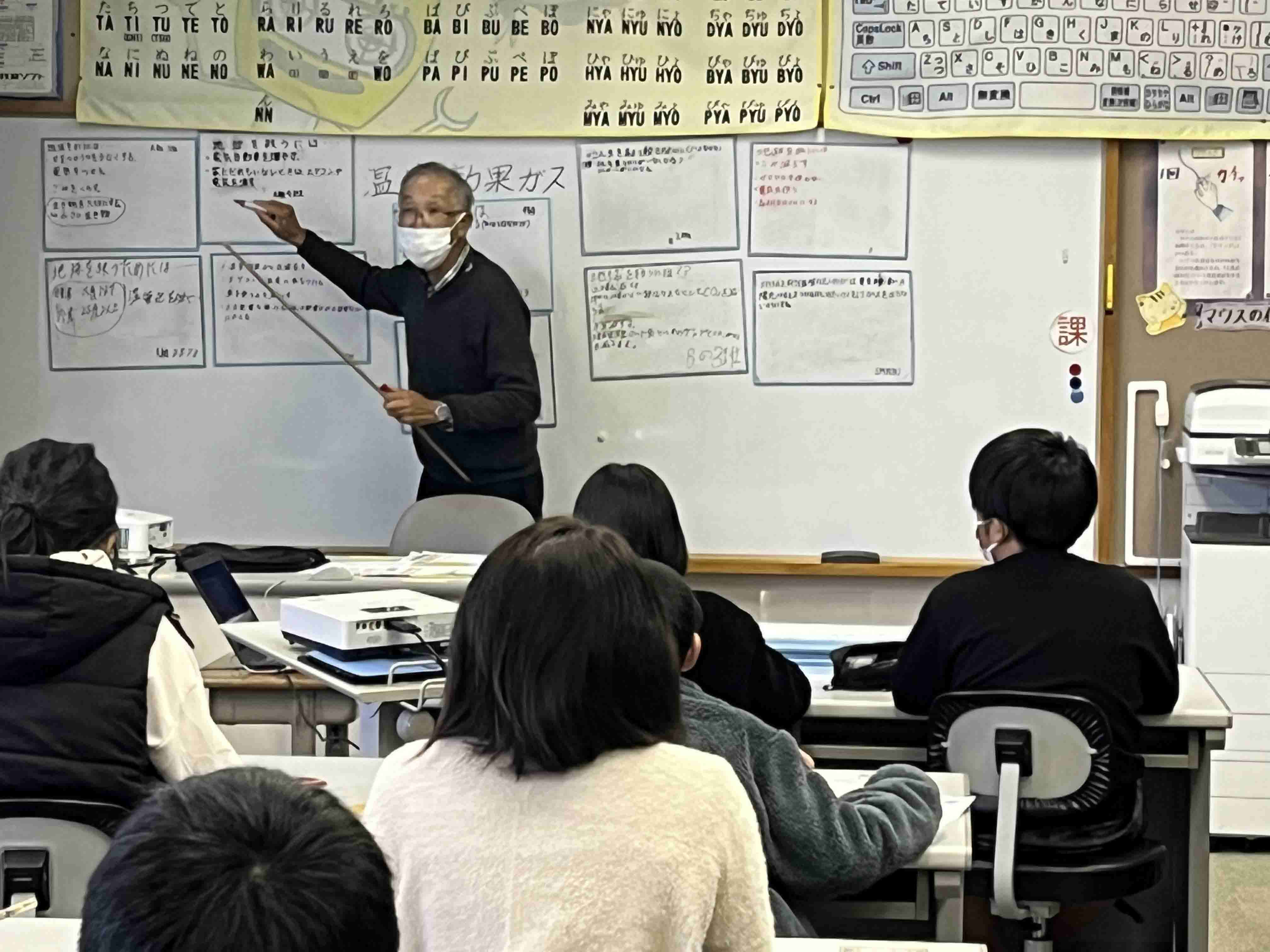 先生とホワイトボードと説明