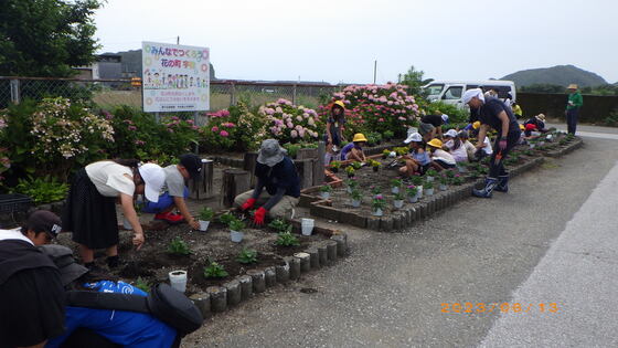 小学生花植え (2)