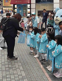 集合での手渡し①