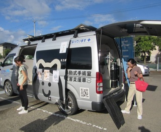 移動手術車写真