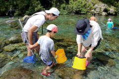①汗見川の川遊び