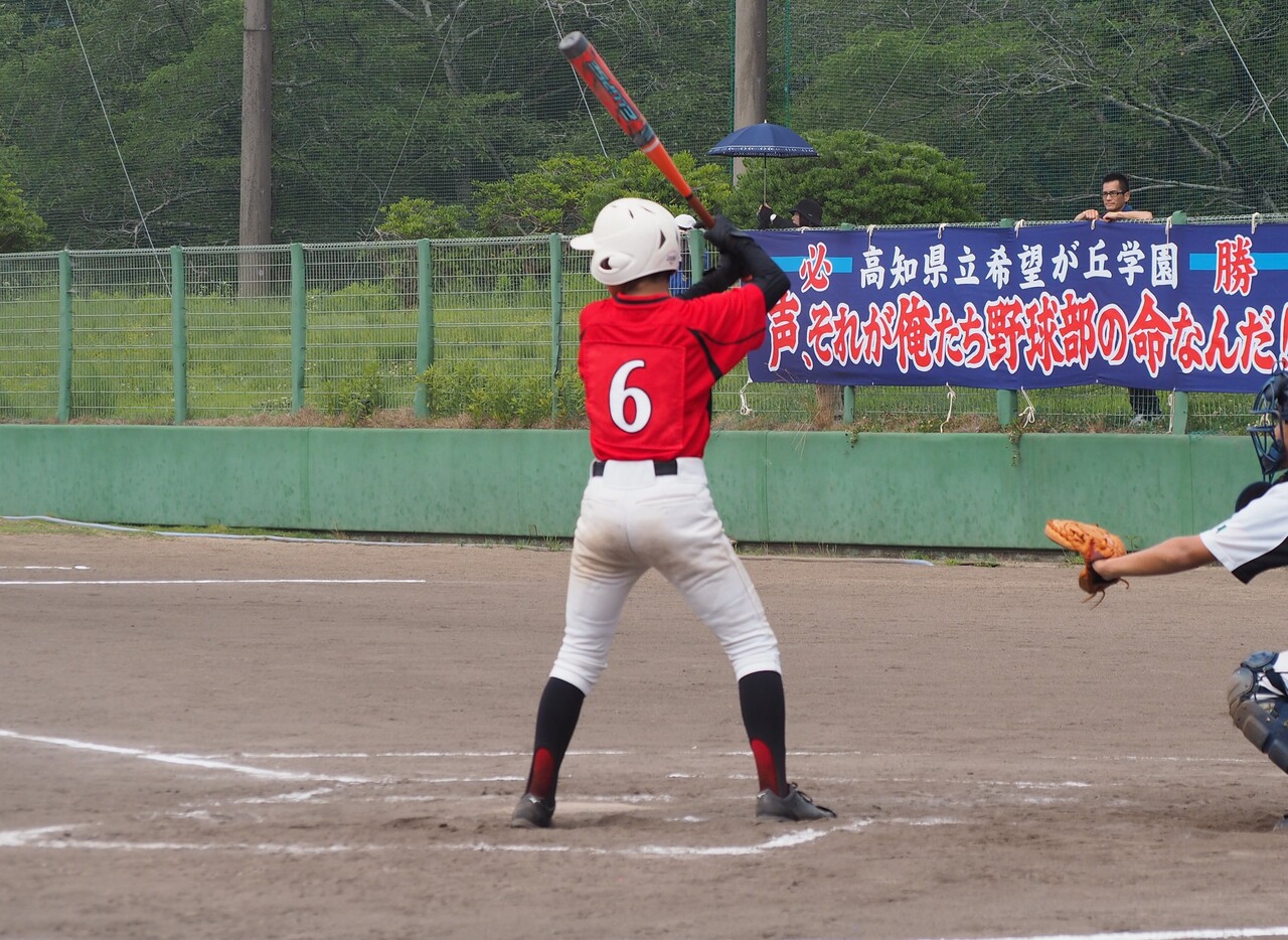 バッドを振る少年