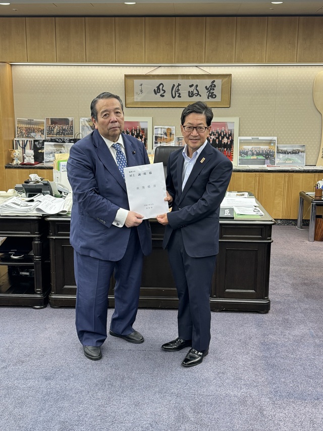 総務大臣手交01