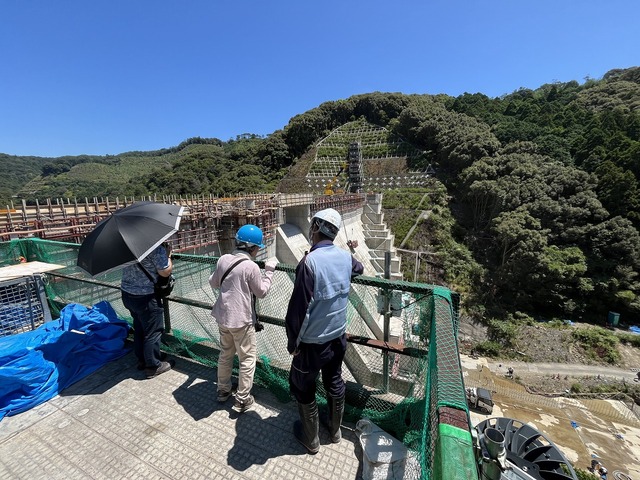 ダム右岸