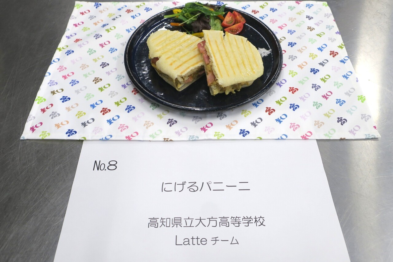 写真「にげるパニーニ」