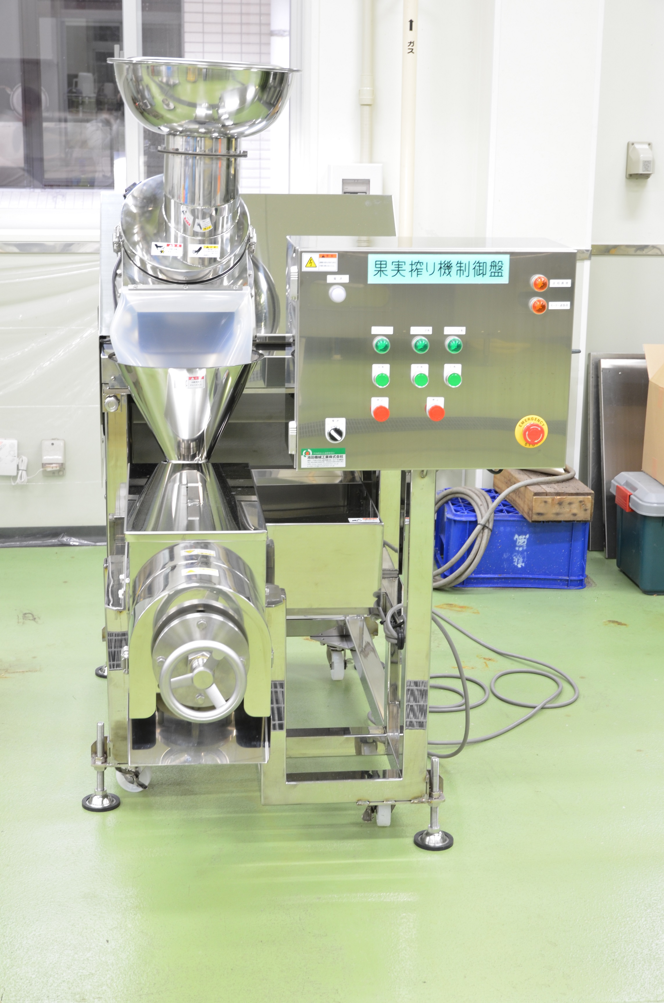 スクリュープレス（左）